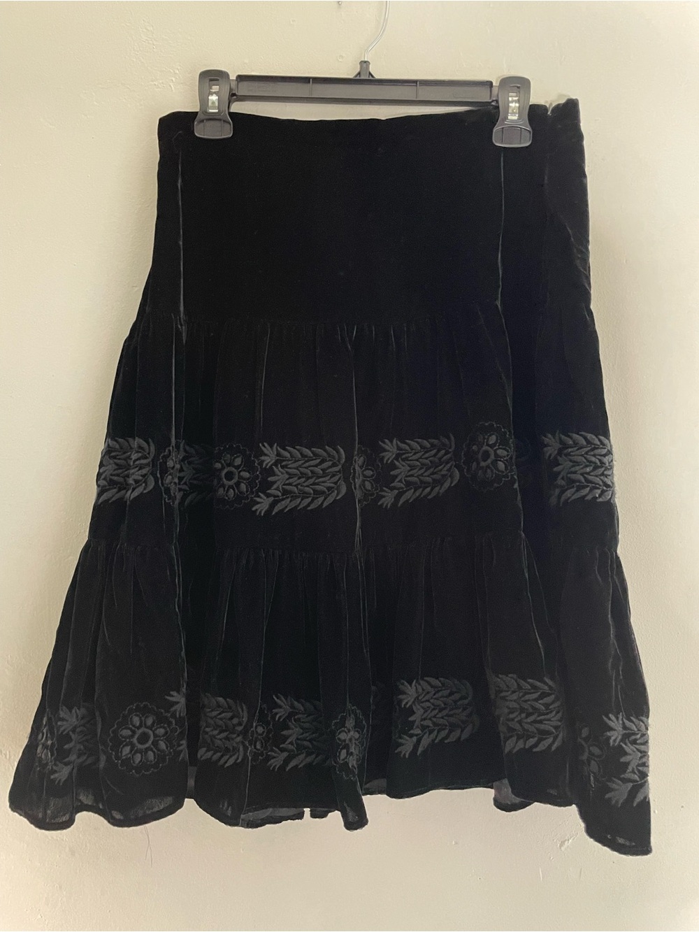 BCBG Max Azria Tiered Velvet Black Boho Embroidered Midi Skirt Sz. 4 - Picture 1 of 7